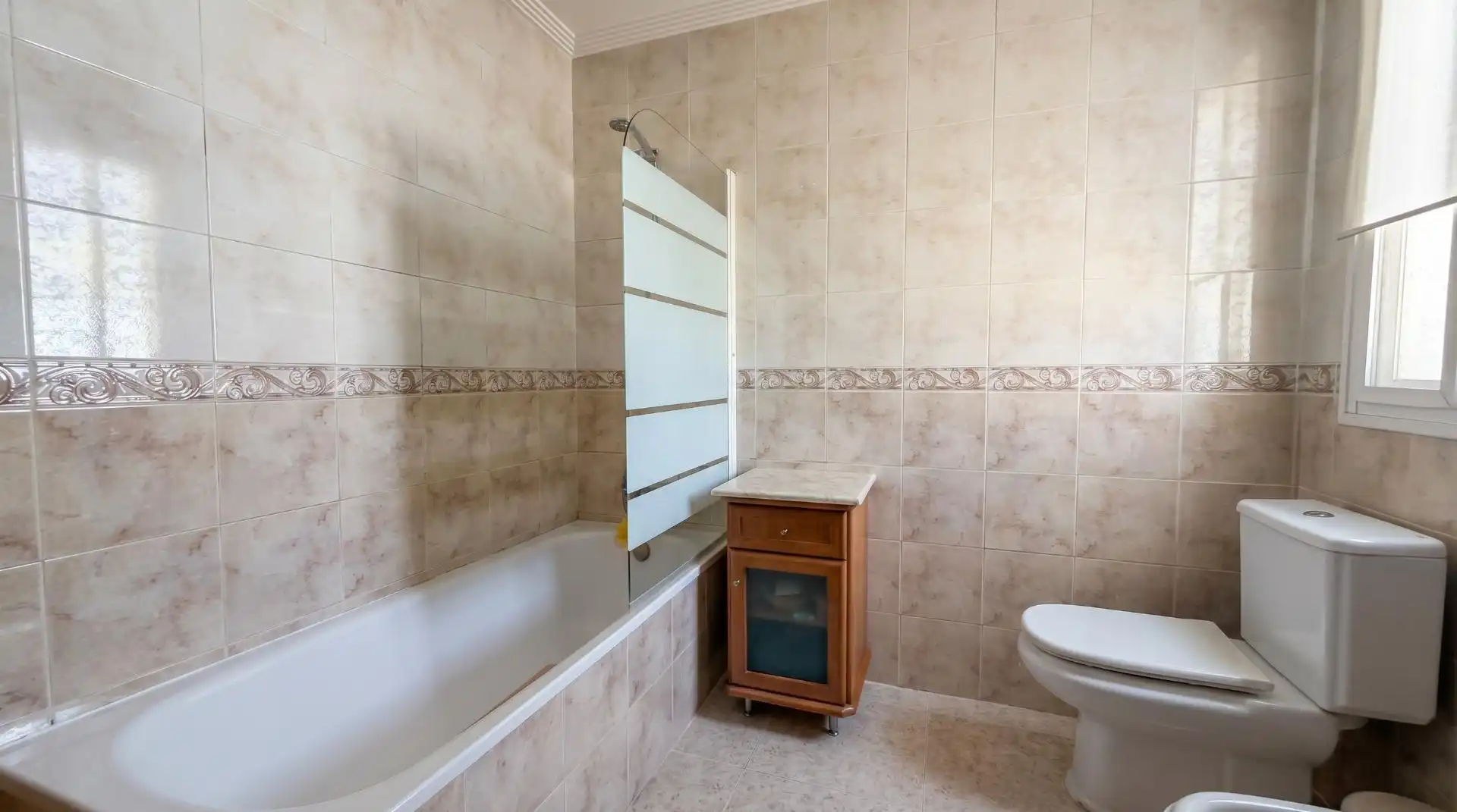 Bany de Casa o xalet en venda en La Pobla de Vallbona amb Aire condicionat, Calefacció i Jardí privat