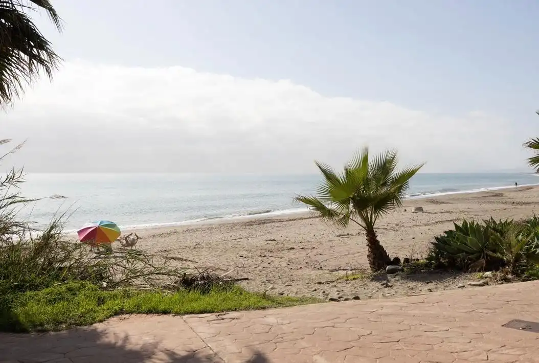 Vista exterior de Casa o xalet en venda en Estepona amb Aire condicionat, Terrassa i Traster