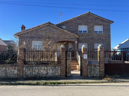 Exterior view of House or chalet for sale in Torrejón del Rey  with Air Conditioner, Heating and Private garden