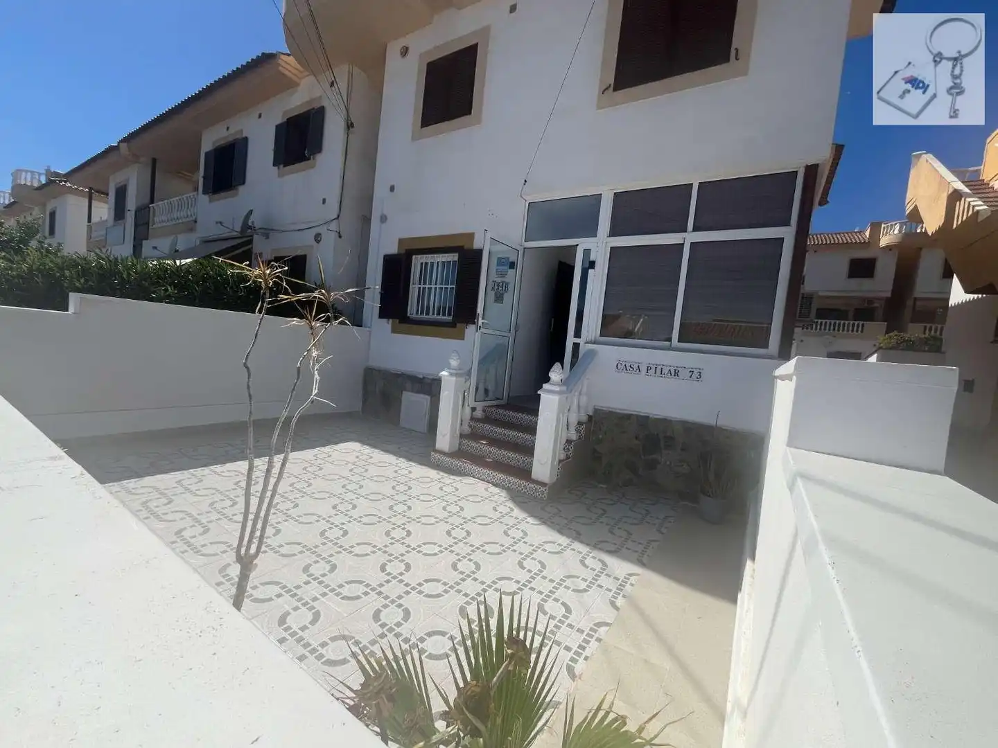 Vista exterior de Casa o xalet en venda en Orihuela amb Aire condicionat, Terrassa i Moblat