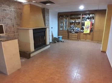 Casa amb jardí en venda a Yecla