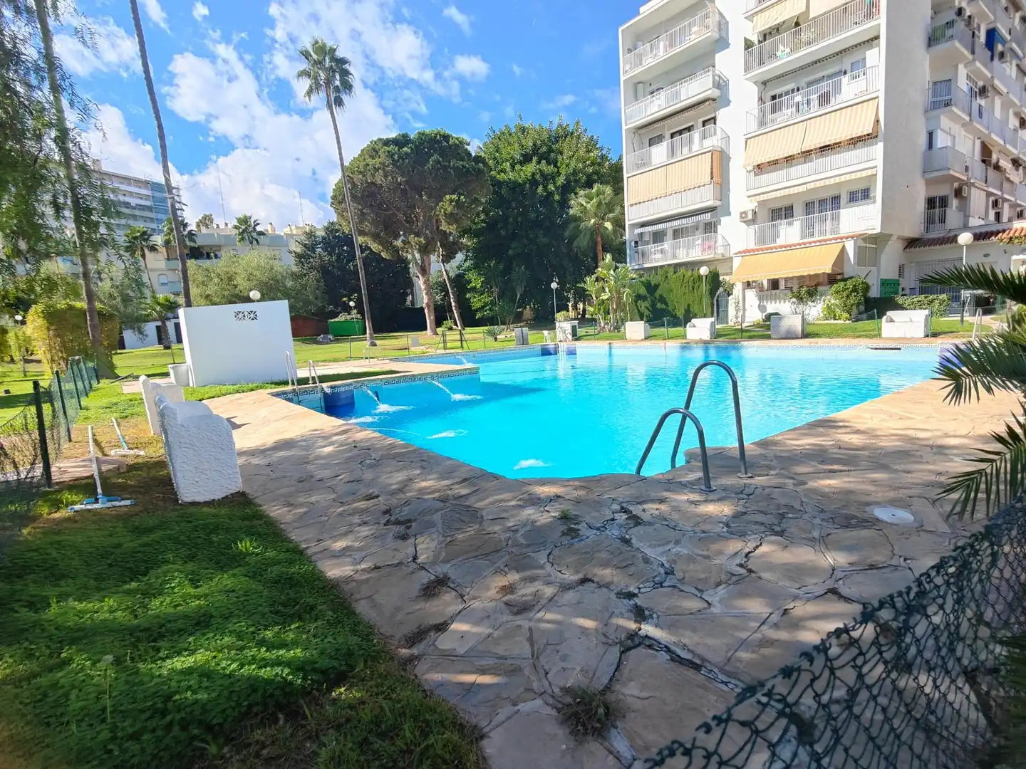 Piscina de Pis en venda en Torremolinos amb Jardí privat, Terrassa i Piscina comunitària