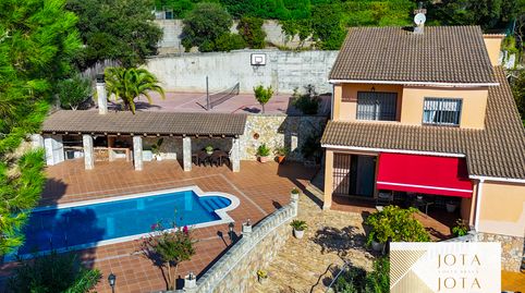 CASA DE 6 HABITACIONES CON PISTA DE TENIS PISCINA Y 2 GARAJES, imatge 2