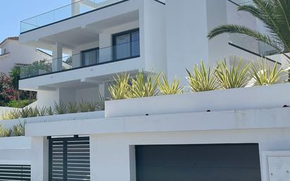 Vista exterior de Casa o xalet en venda en Benalmádena amb Aire condicionat, Terrassa i Piscina