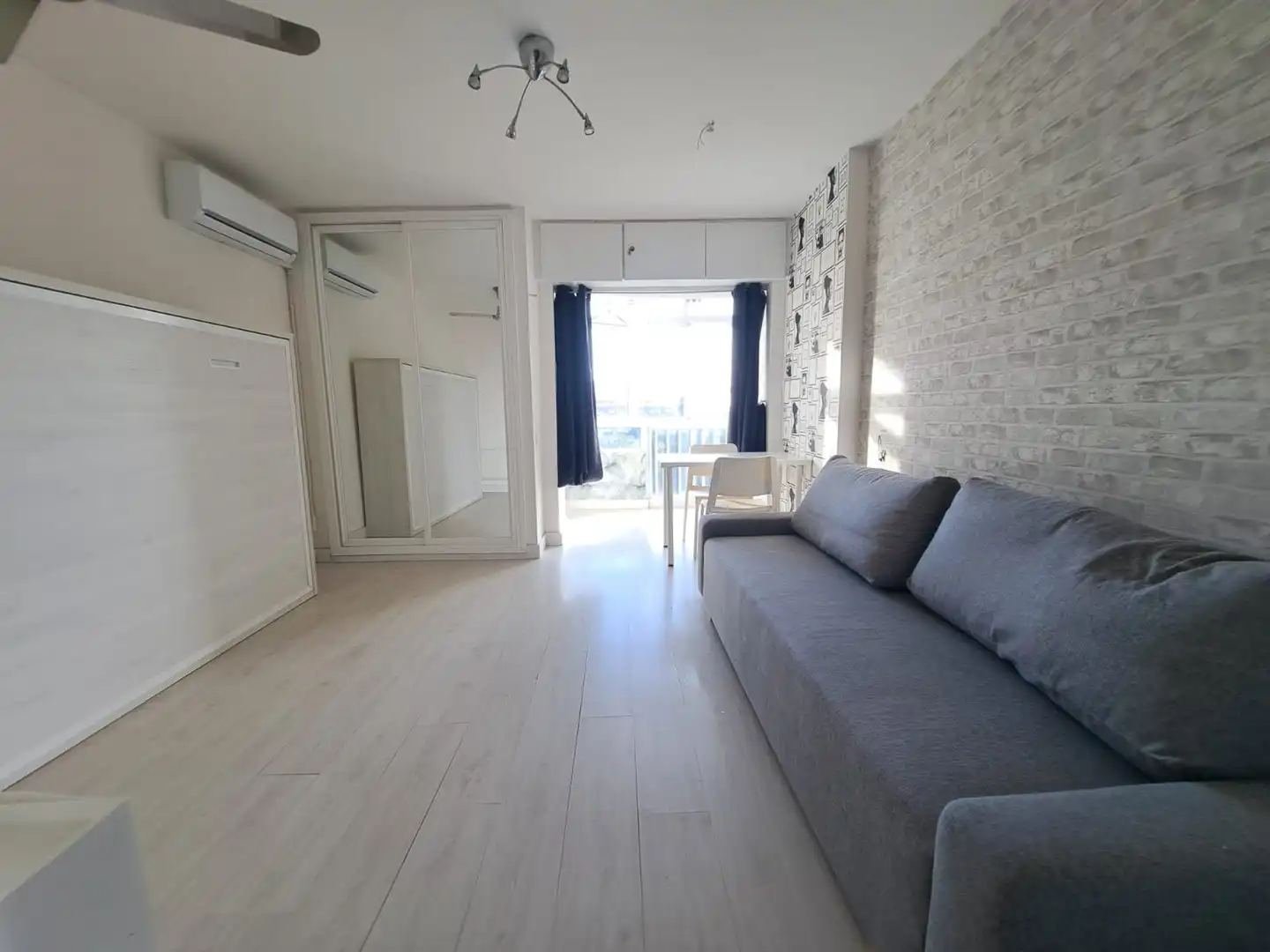 Sala de estar de Estudio en venta en Benalmádena con Aire acondicionado, Terraza y Amueblado