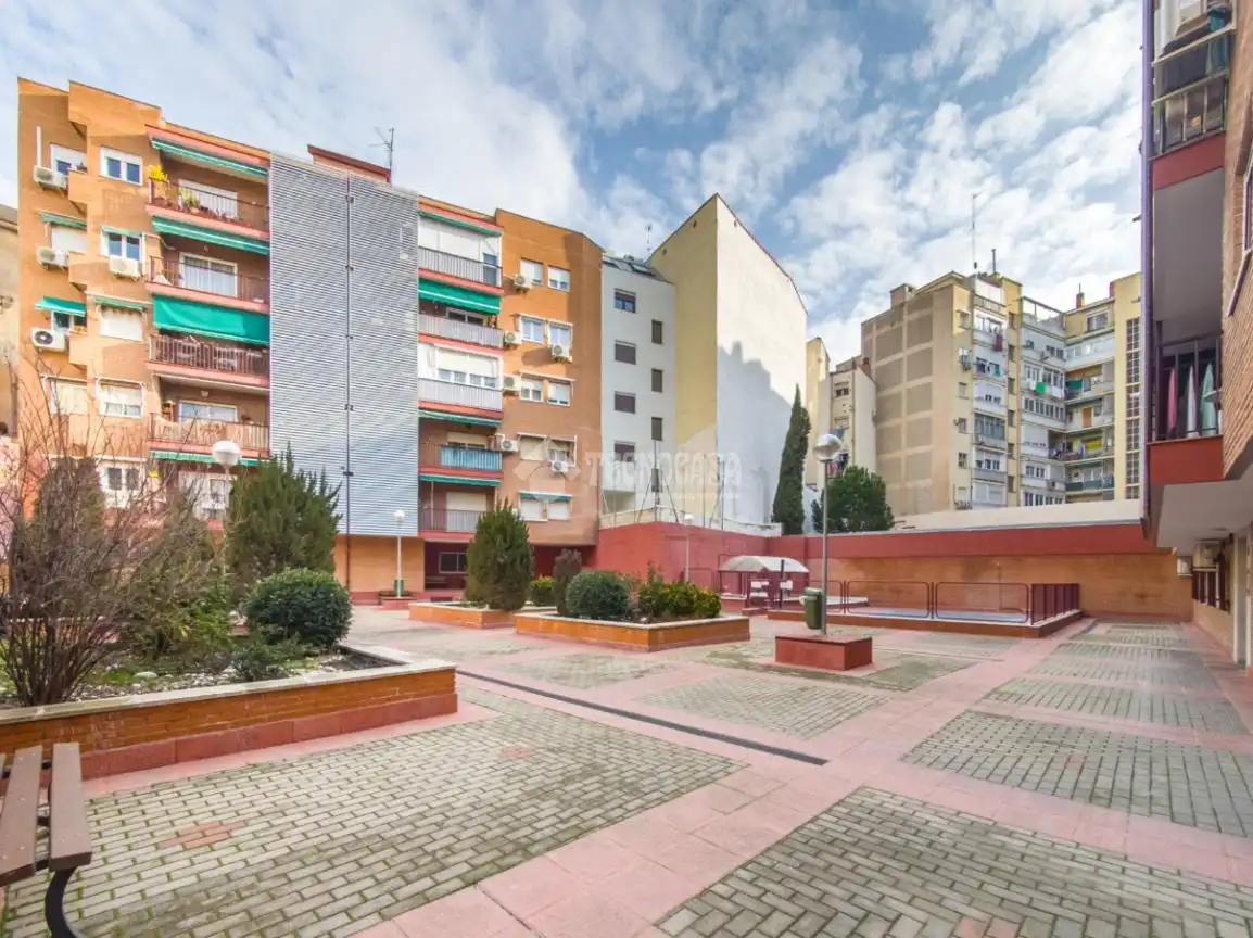 Vista exterior de Piso de alquiler en Madrid con Aire acondicionado, Calefacción y Trastero