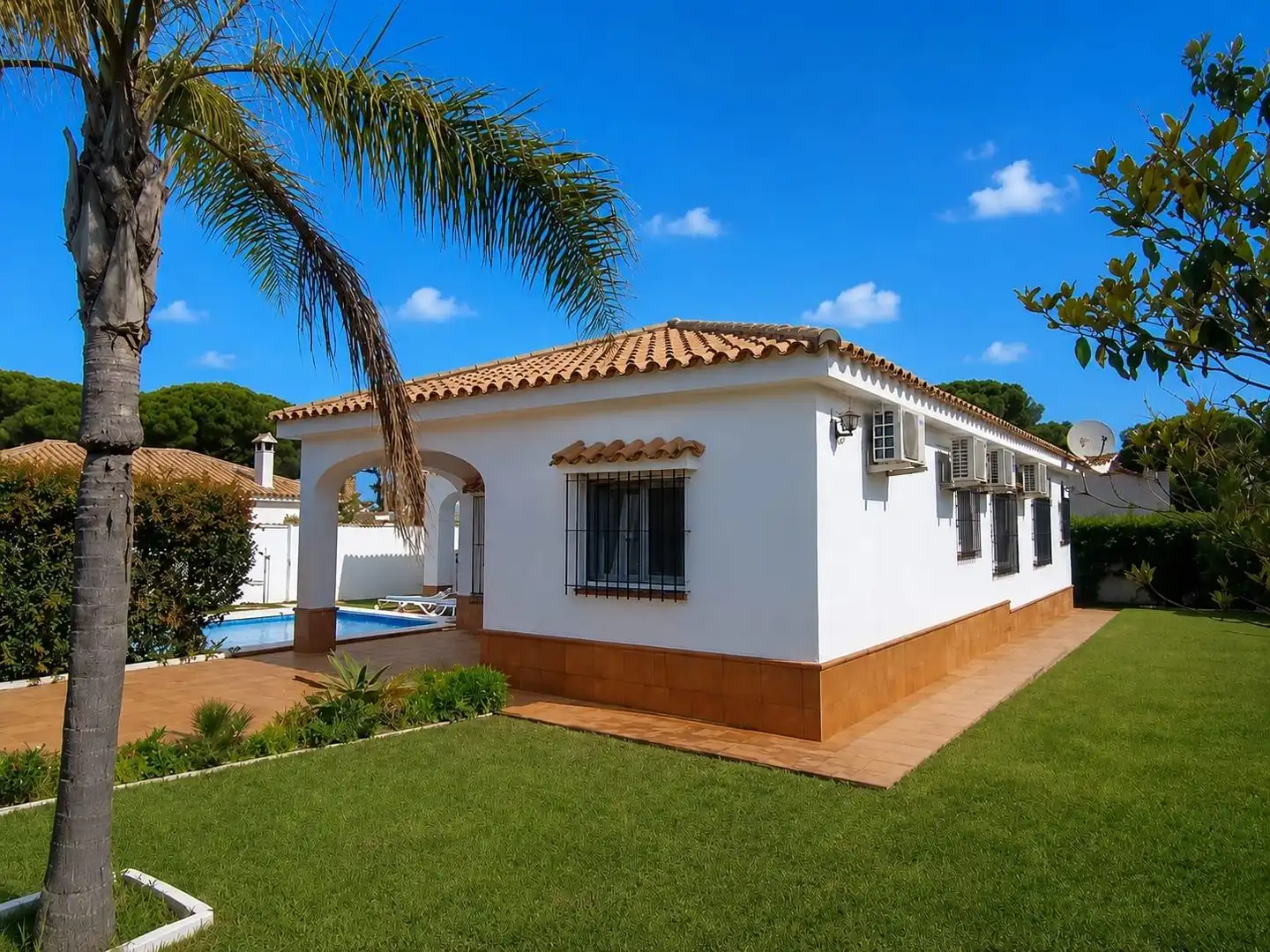 Exterior view of Houses for sale in Chiclana de la Frontera  with Air Conditioner, Private garden and Storage room
