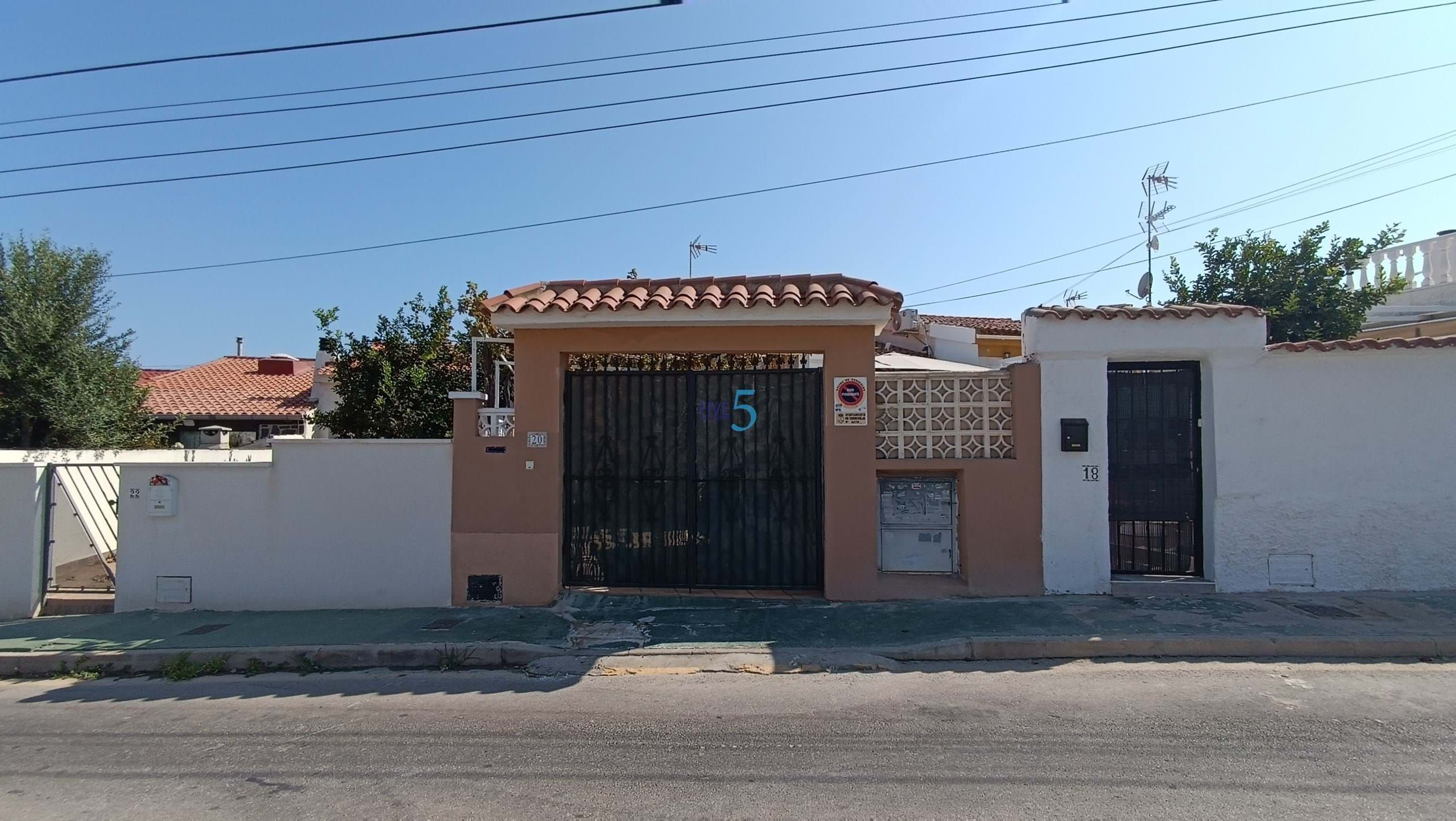 Vista exterior de Casa o xalet en venda en Torrevieja amb Aire condicionat, Terrassa i Moblat