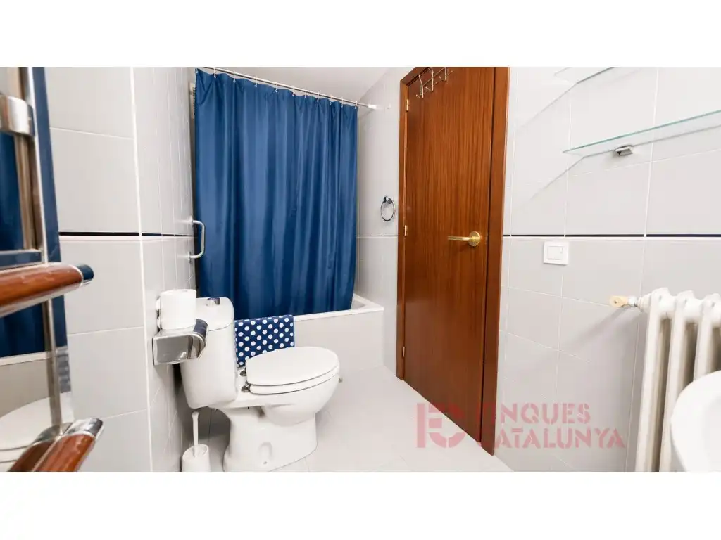 Badezimmer von Wohnung zum Verkauf in Girona mit Heizung, Möbliert und Waschmaschine
