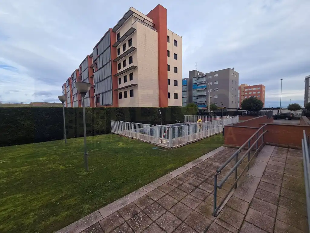 Parkplatz von Wohnungen zum Verkauf in  Logroño mit Heizung, Terrasse und Schwimmbad