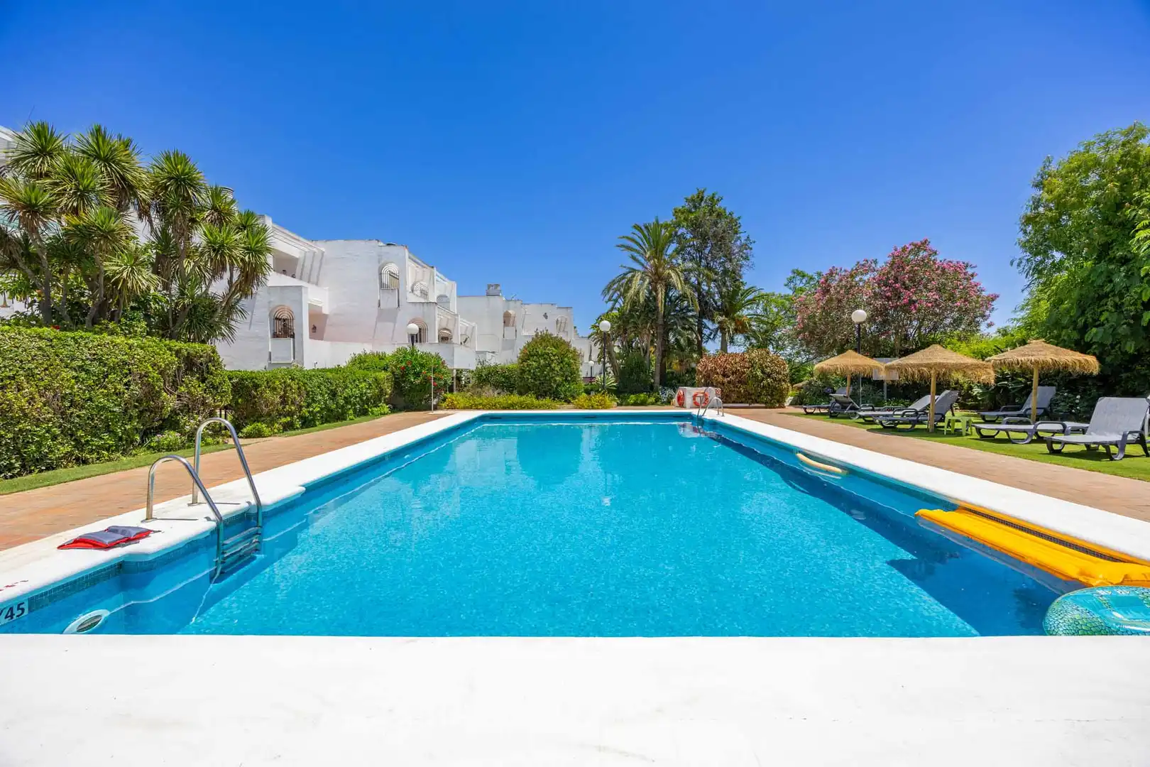 Garten von Erdgeschoss zum Verkauf in Sotogrande mit Klimaanlage, Privatgarten und Terrasse