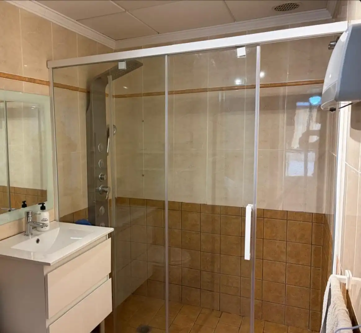 Badezimmer von Dachboden zum Verkauf in Villena mit Klimaanlage, Heizung und Parkett