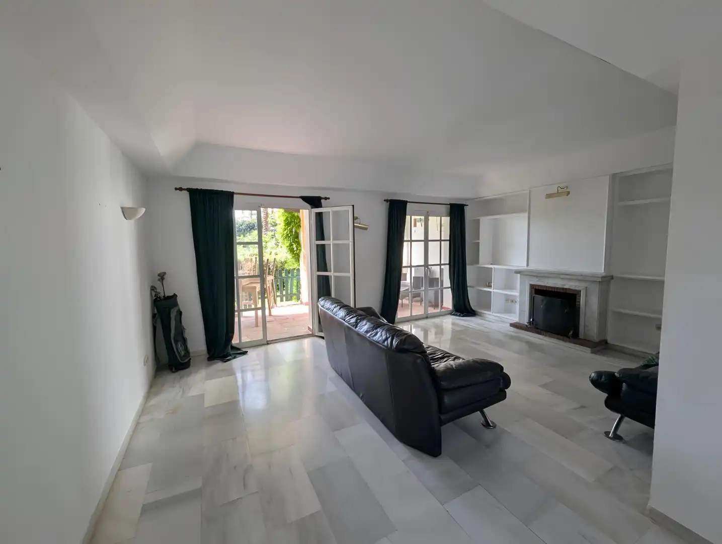 Sala d'estar de Casa adosada en venda en Estepona amb Aire condicionat, Terrassa i Piscina