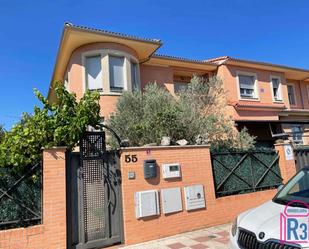 Exterior view of Single-family semi-detached to rent in Villaquilambre  with Air Conditioner, Terrace and Swimming Pool