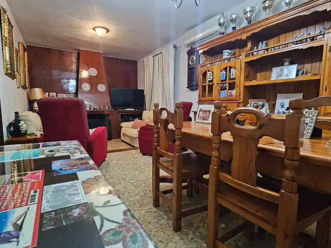 Sala d'estar de Pis en venda en Espartinas amb Aire condicionat, Jardí privat i Piscina