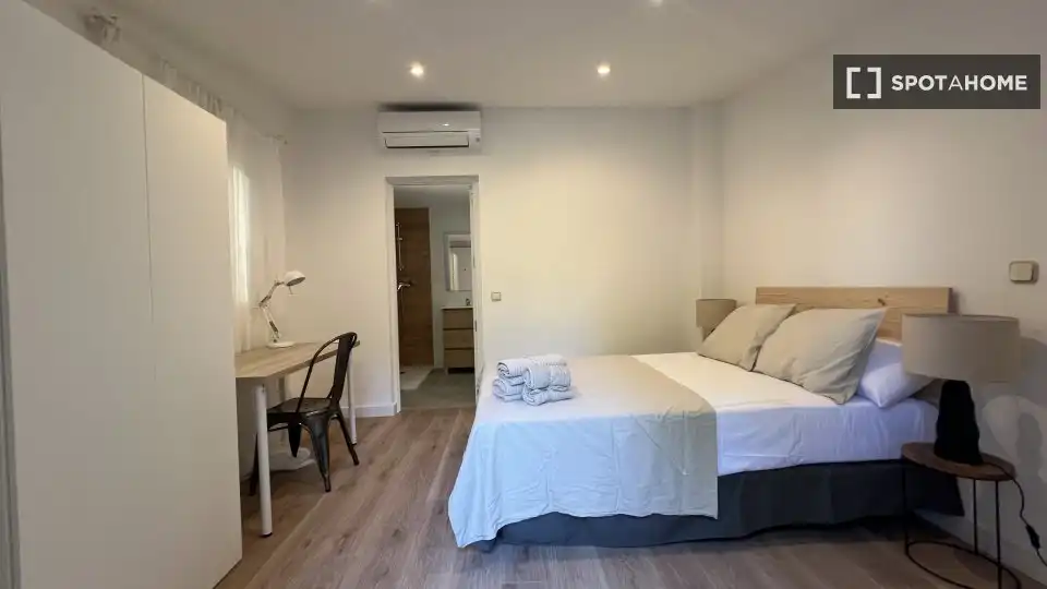 Bedroom of Flat for rent in Madrid  with Air Conditioner, Heating and Furnished