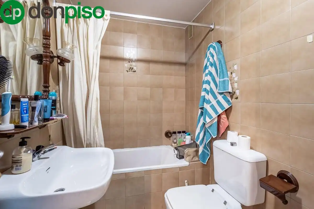 Bathroom of Flat for sale in Granada  with Heating and Balcony