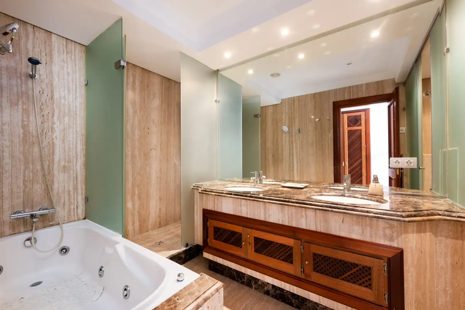 Bany de Apartament en venda en Estepona amb Aire condicionat, Terrassa i Piscina