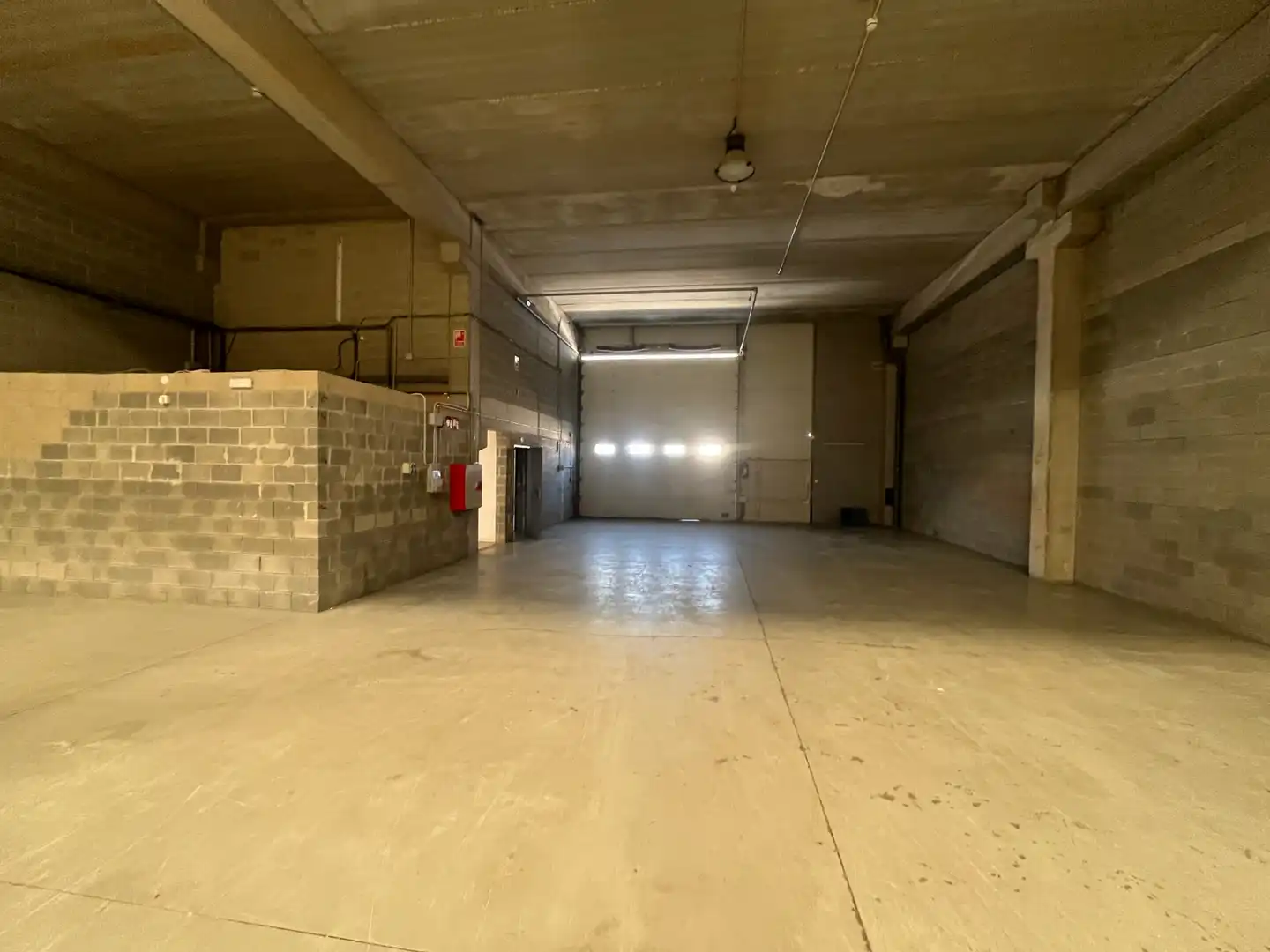 Industrial buildings for rent in Salt