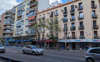 Vista exterior de Pis en venda en  Madrid Capital amb Aire condicionat i Balcó