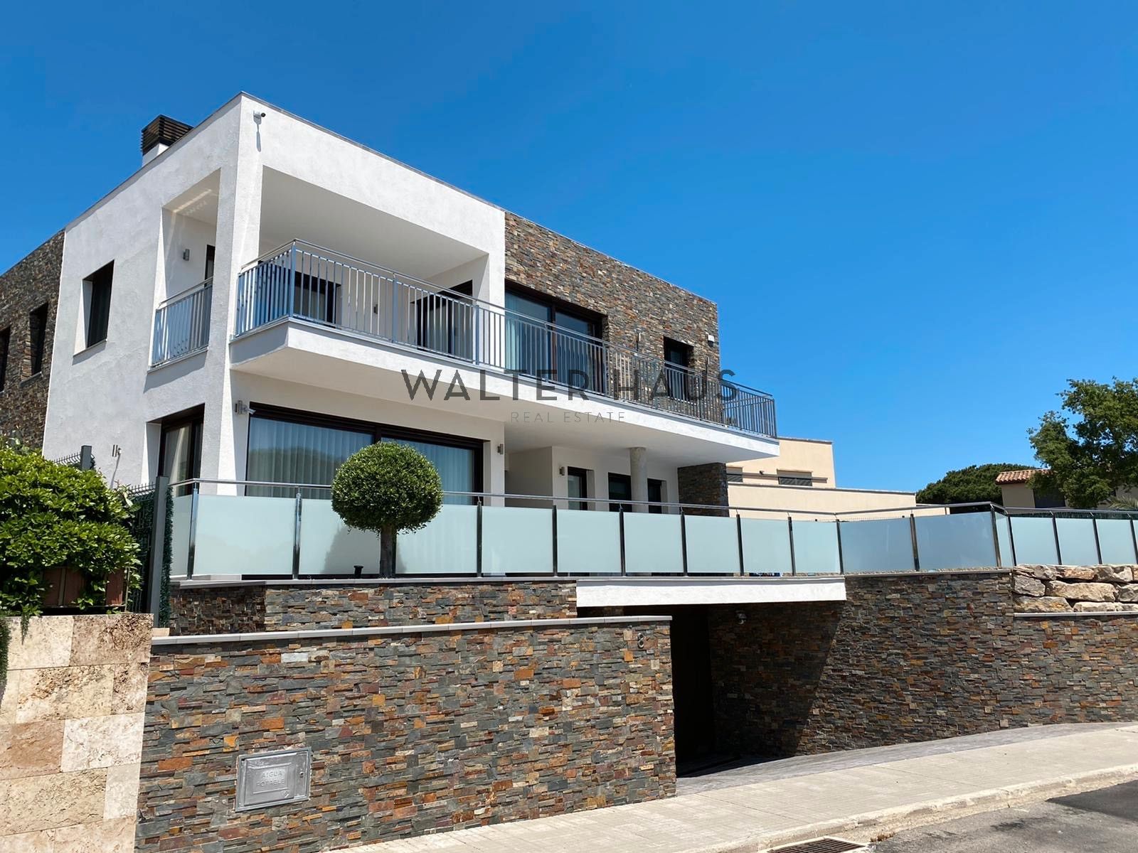 Vista exterior de Casa o xalet en venda en Sant Feliu de Guíxols amb Aire condicionat, Calefacció i Jardí privat