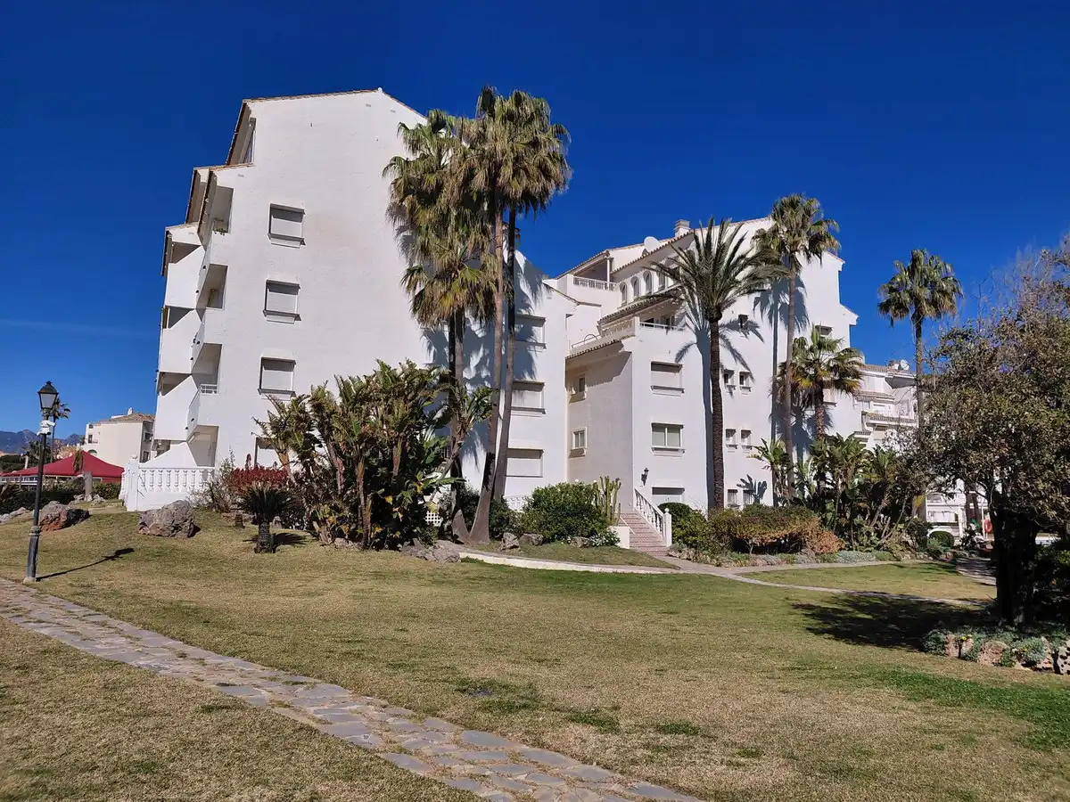 Vista exterior de Ático en venta en Marbella con Terraza, Trastero y Piscina