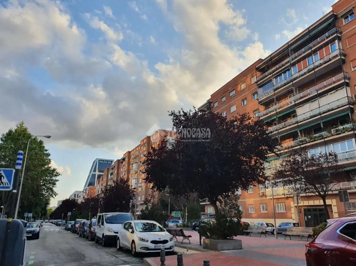 Vista exterior de Local en venda en Madrid