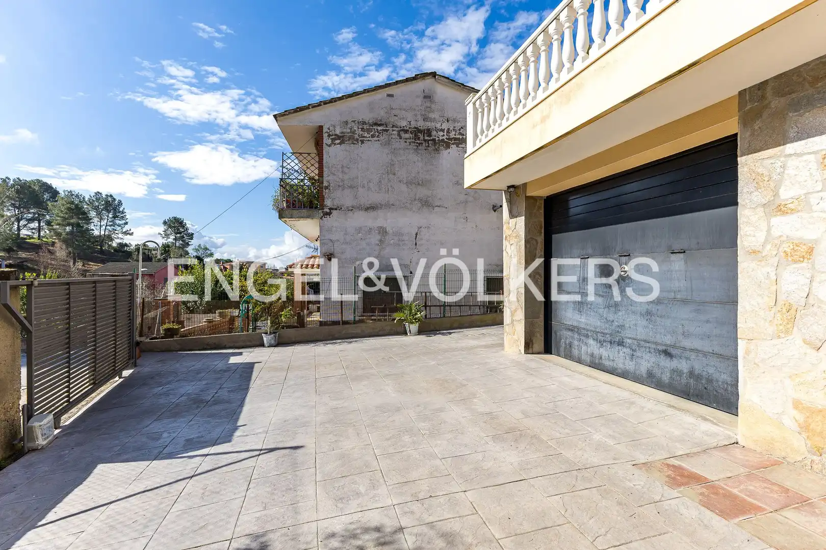 Vista exterior de Casa o xalet en venda en Rubí amb Calefacció, Jardí privat i Parquet