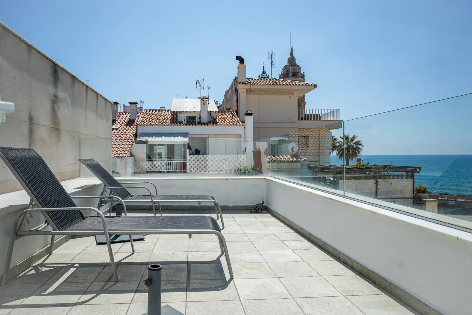 Terrasse von Einfamilien-Reihenhaus zum Verkauf in Sitges mit Klimaanlage, Heizung und Parkett