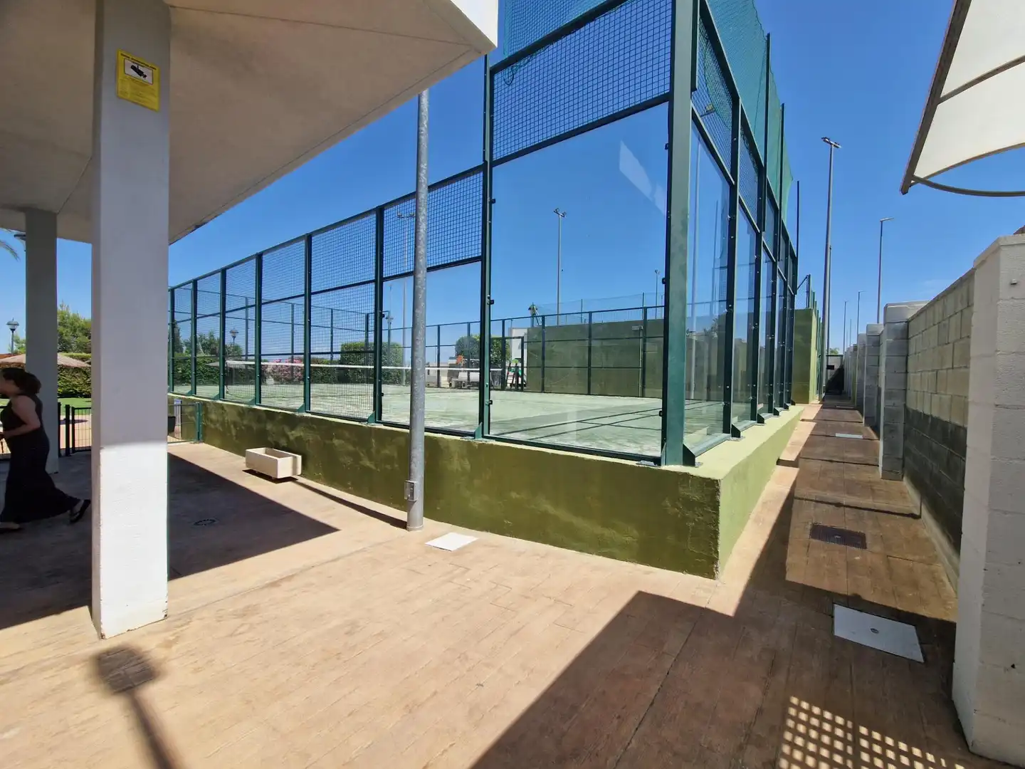 Terrasse von Einfamilien-Reihenhaus zum Verkauf in La Pobla de Vallbona mit Klimaanlage, Heizung und Privatgarten