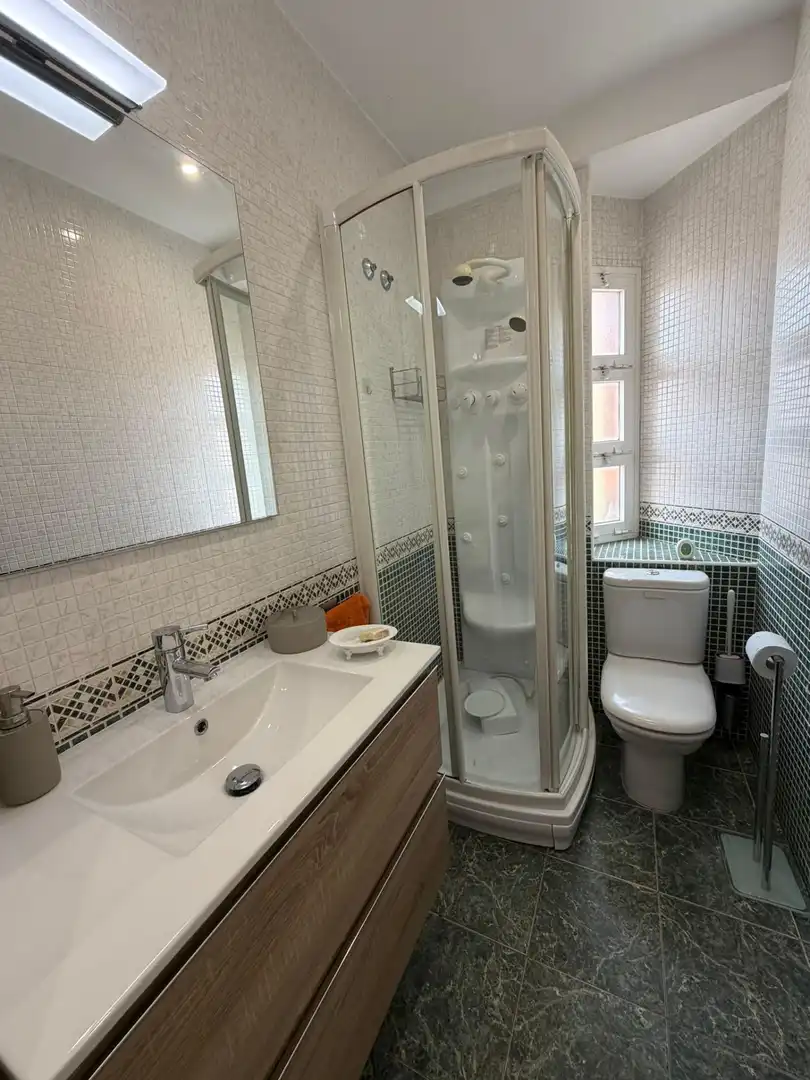Baño de Piso de alquiler en Madrid con Aire acondicionado, Calefacción y Parquet