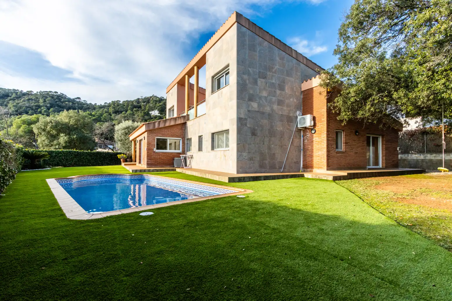 Vista exterior de Casa o xalet en venda en Matadepera amb Aire condicionat, Calefacció i Jardí privat