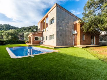 House with pool for sale in Matadepera - CL ROUREDA LA