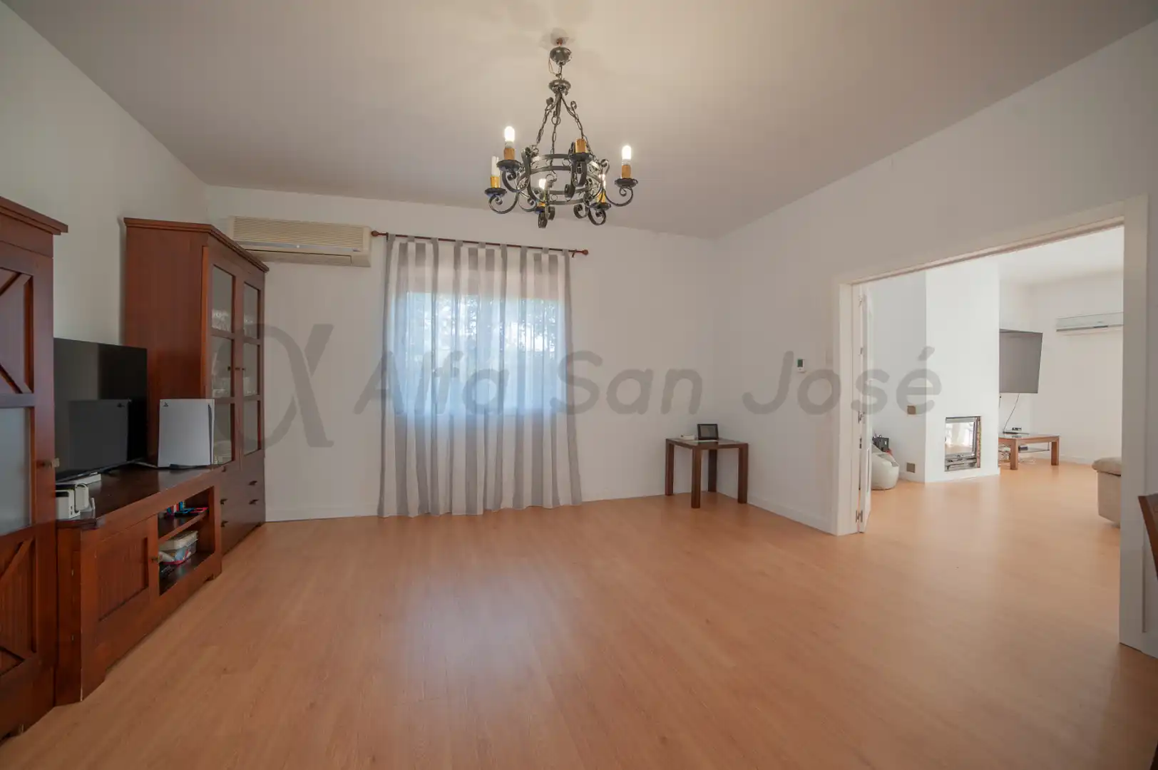 Sala d'estar de Casa o xalet en venda en La Rinconada amb Aire condicionat, Jardí privat i Piscina