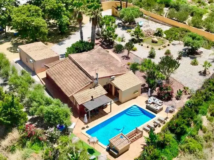 Maison rustique avec piscine à vendre à Calarreona