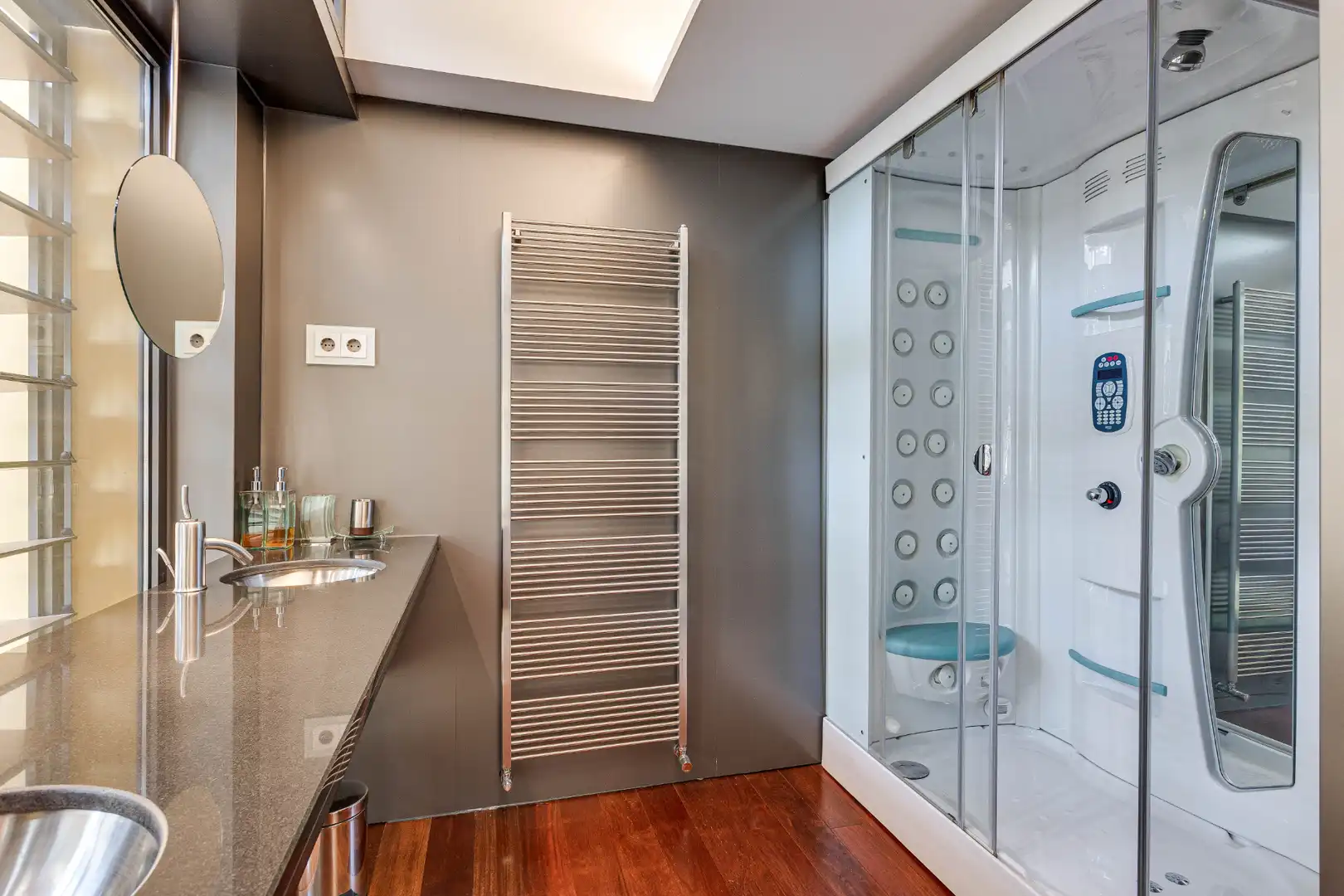 Baño de Casa adosada en venta en Barcelona con Aire acondicionado, Calefacción y Jardín privado