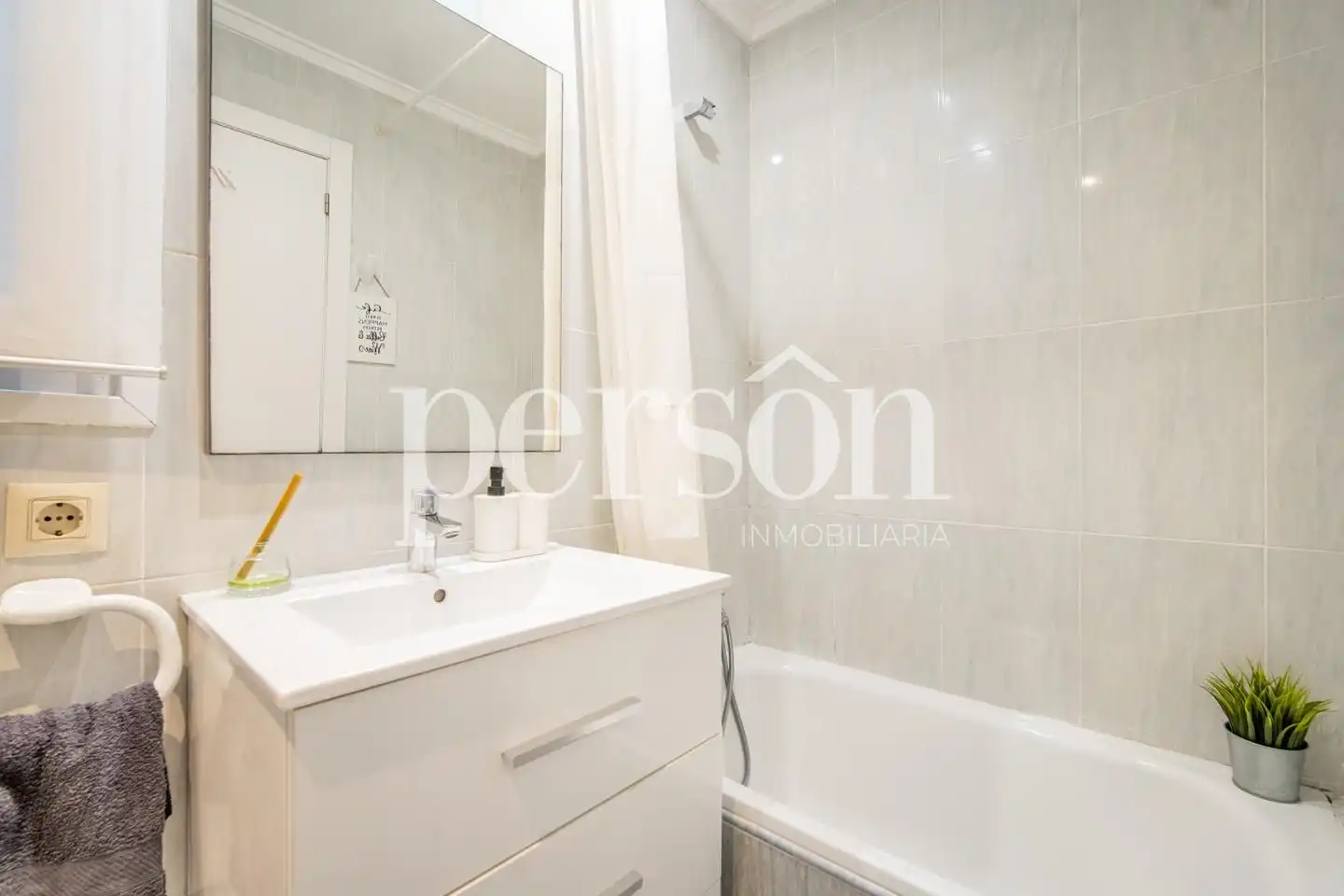 Bathroom of Flat for sale in Valencia  with Air Conditioner, Private garden and Furnished