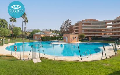 Schwimmbecken von Wohnung zum verkauf in Manilva mit Klimaanlage und Terrasse