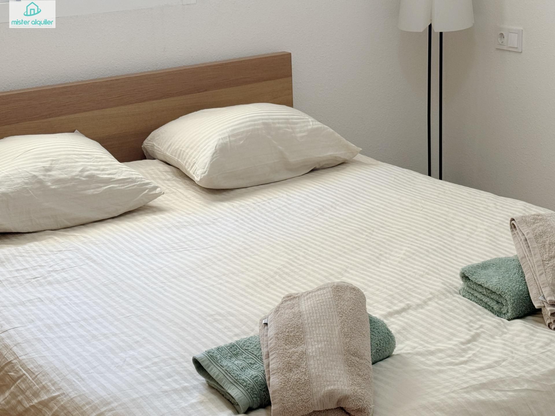 Habitación de Apartamento de alquiler en El Campello con Aire acondicionado, Calefacción y Jardín privado