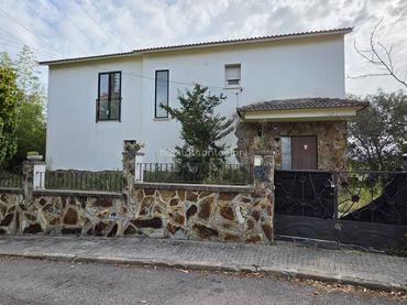 Casa con giardino in vendita a Calle Dàlia 14