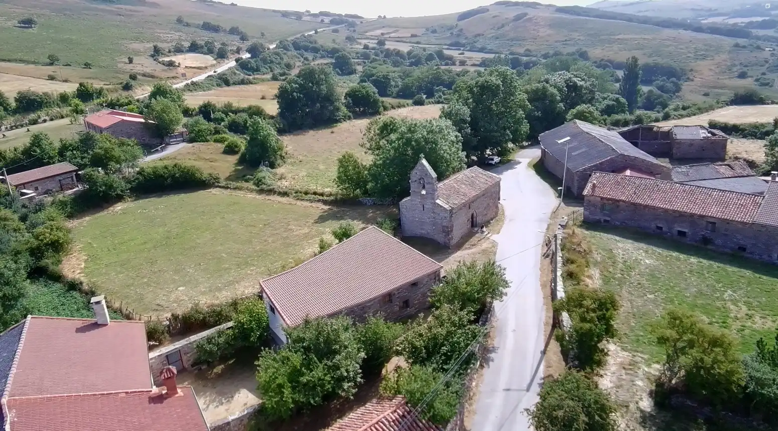 Vista exterior de Casa adosada en venda en Valdeolea amb Jardí privat