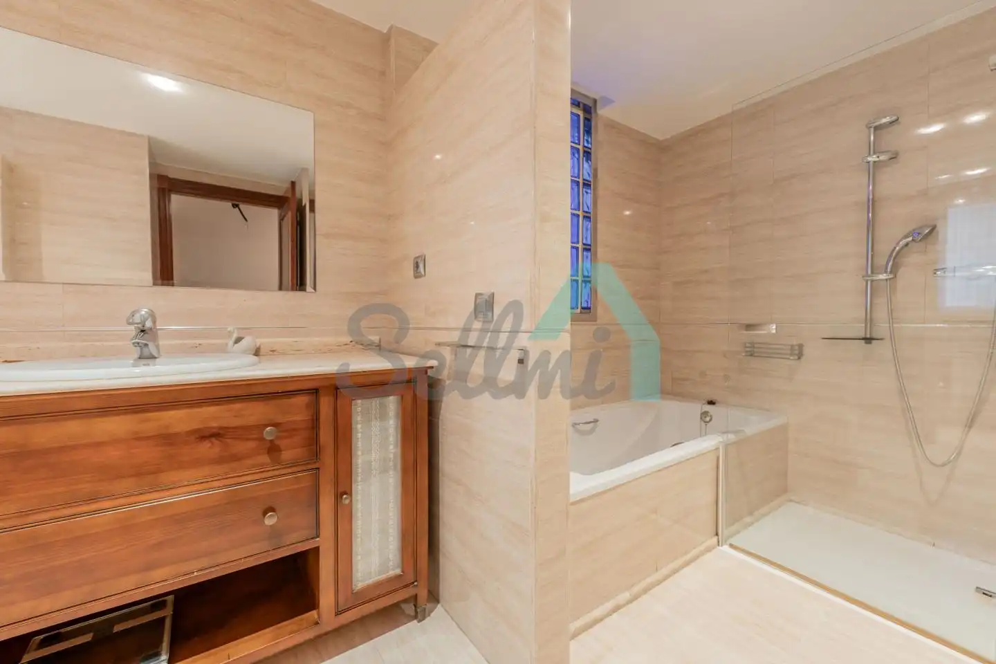 Badezimmer von Wohnung zur untervermieten in Oviedo  mit Heizung, Parkett und Möbliert