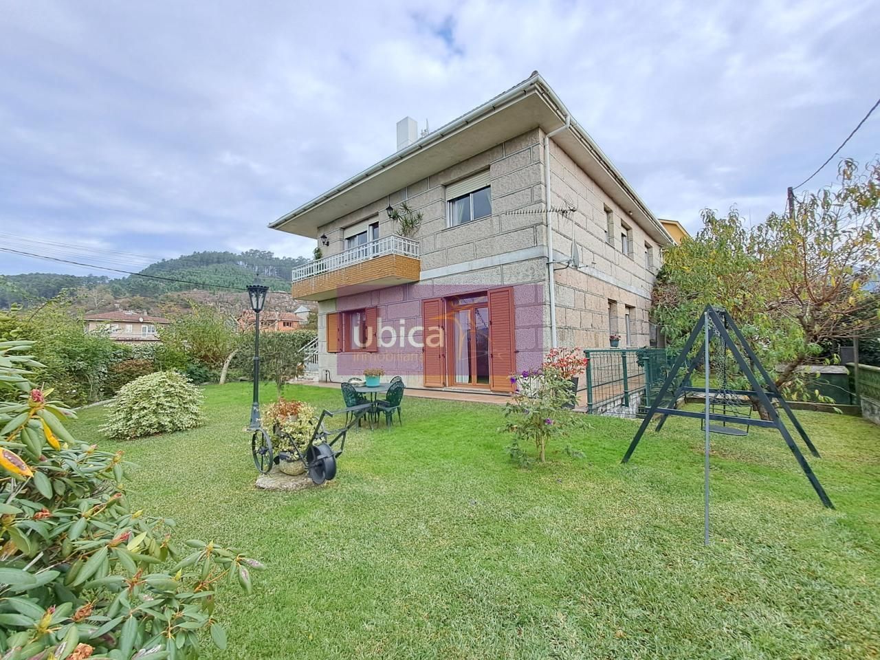 Vista exterior de Casa o xalet en venda en O Porriño   amb Calefacció, Jardí privat i Parquet