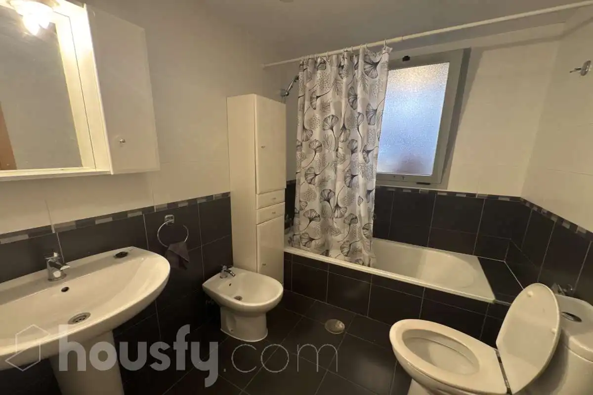 Baño de Piso de alquiler en Valdemoro con Parquet y Amueblado