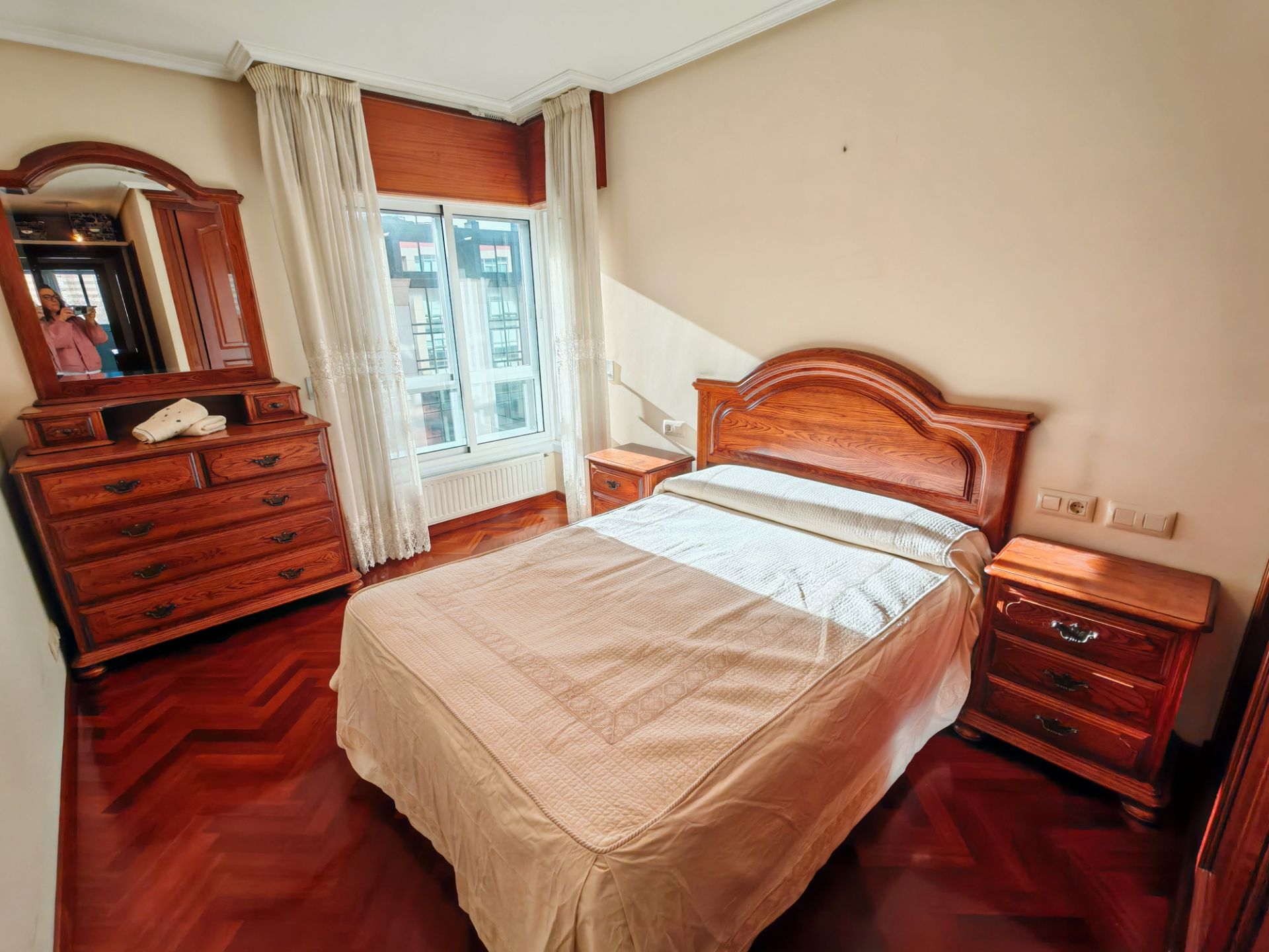 Dormitori de Pis de lloguer en A Coruña Capital  amb Calefacció, Parquet i Moblat