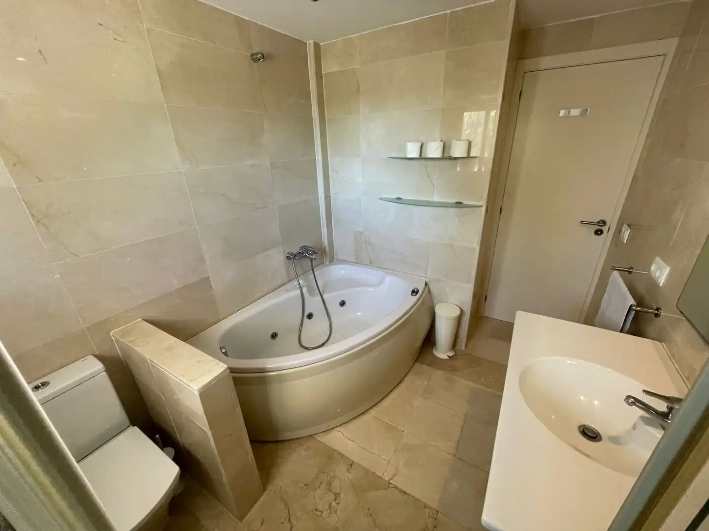 Badezimmer von Einfamilien-Reihenhaus zum Verkauf in Santa Eulària des Riu mit Klimaanlage, Terrasse und Möbliert