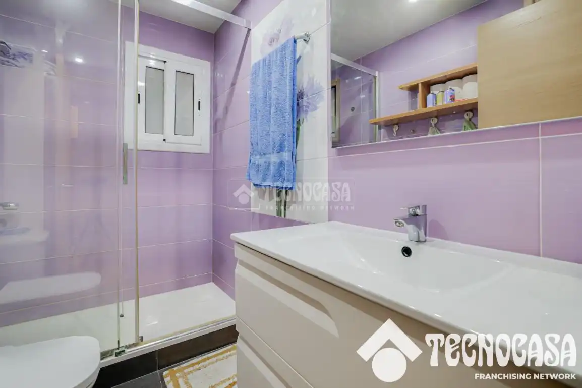 Badezimmer von Wohnung zum Verkauf in Badalona mit Klimaanlage und Balkon