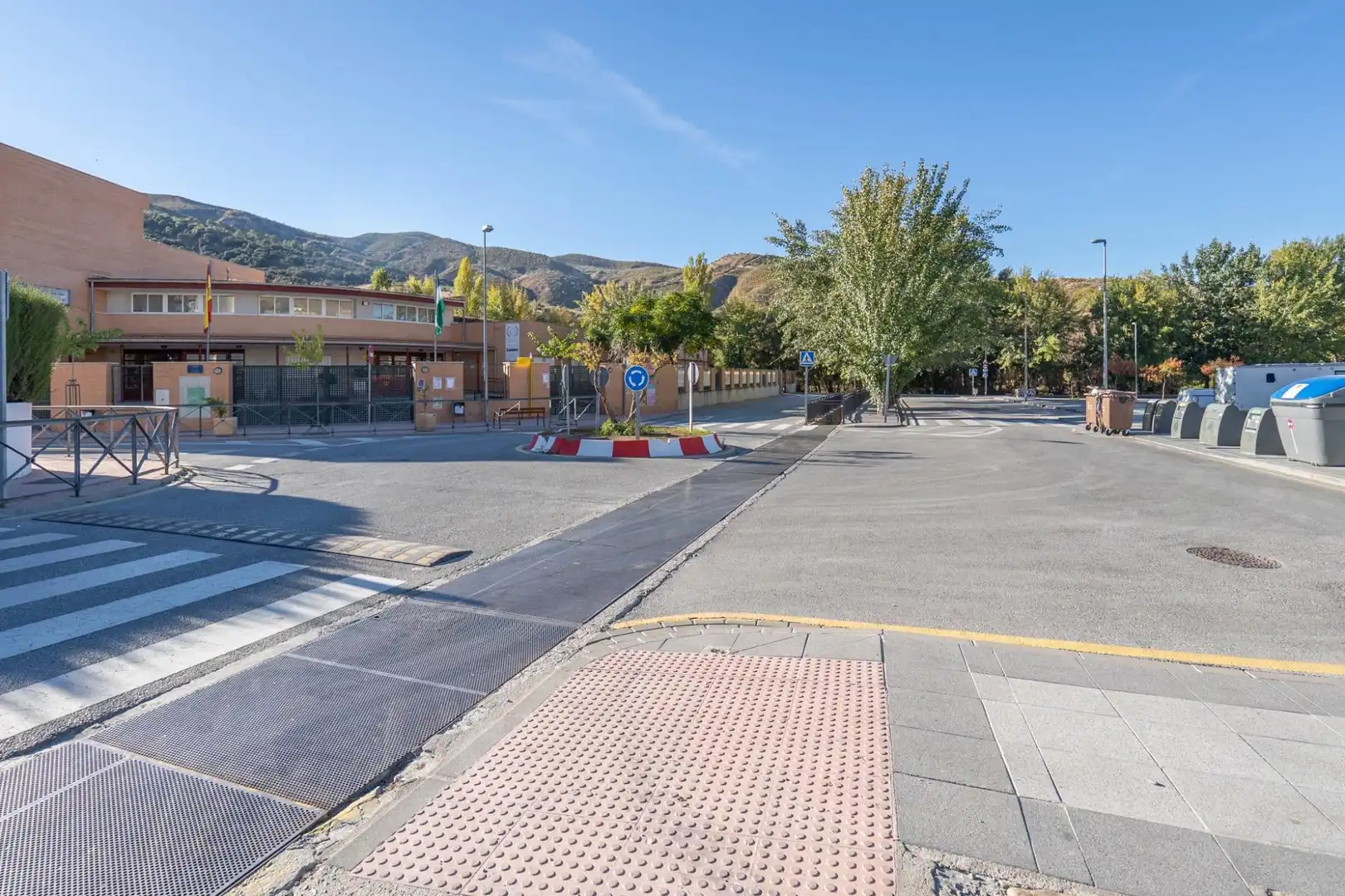 Vista exterior de Casa adosada en venta en Cenes de la Vega con Aire acondicionado, Calefacción y Jardín privado