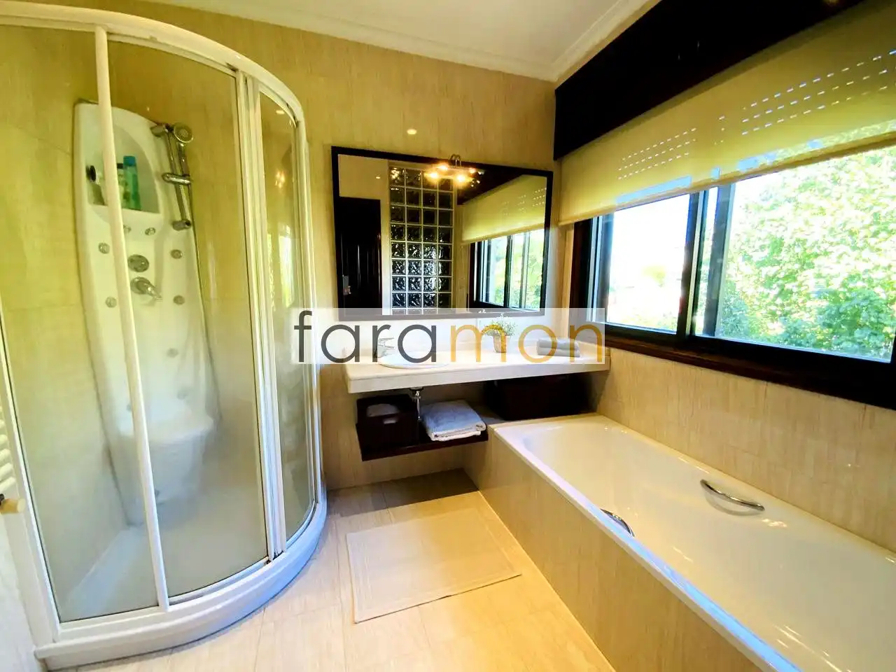 Bathroom of Houses for sale in Vigo   with Private garden, Parquet flooring and Terrace