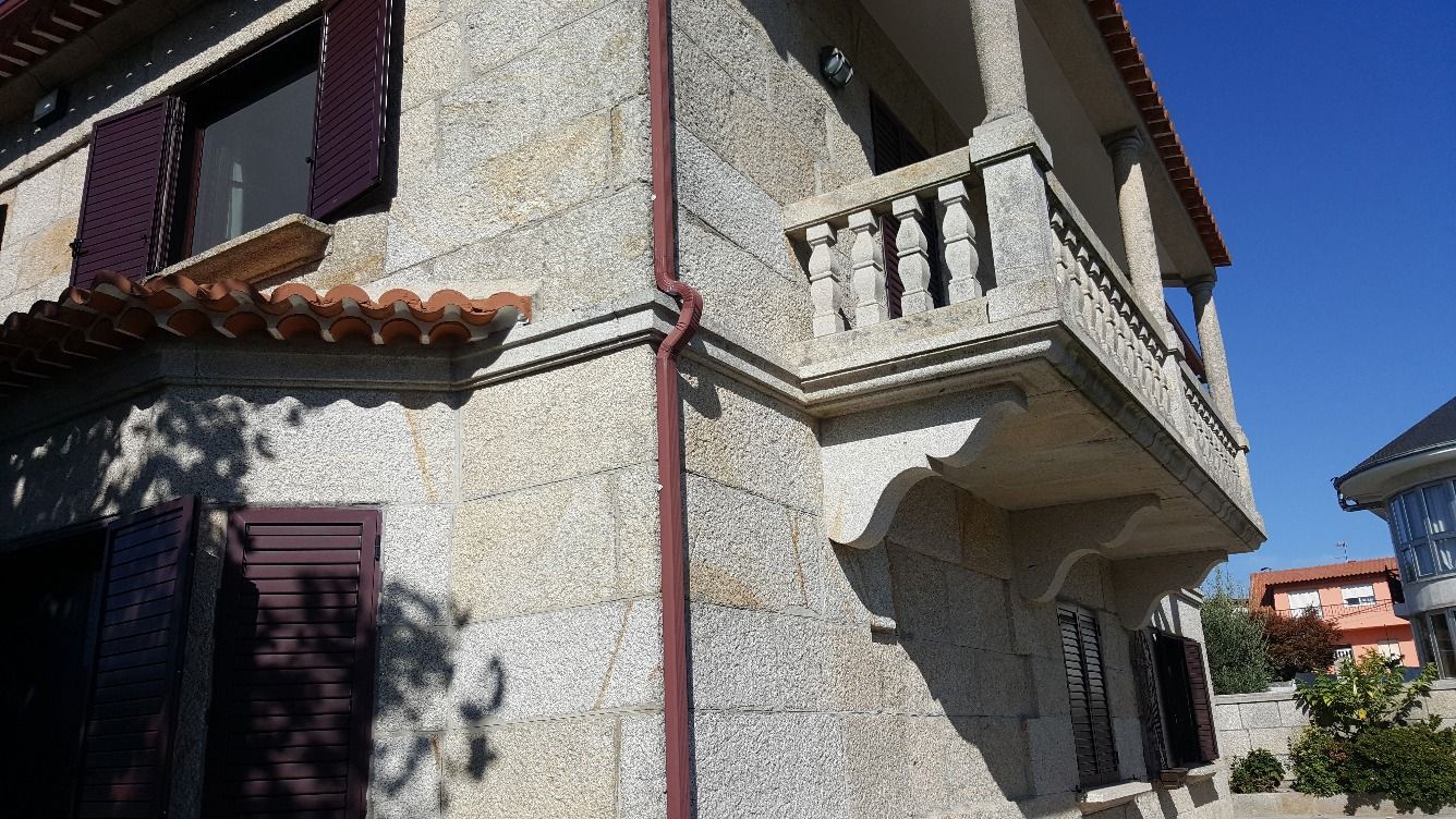 Vista exterior de Casa o xalet en venda en Vigo  amb Calefacció, Jardí privat i Parquet